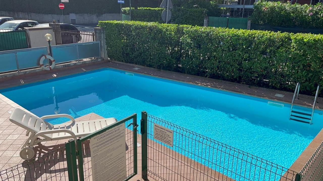Free Parking - Blue Apartment Vicino Al Centro 시르미오네 외부 사진